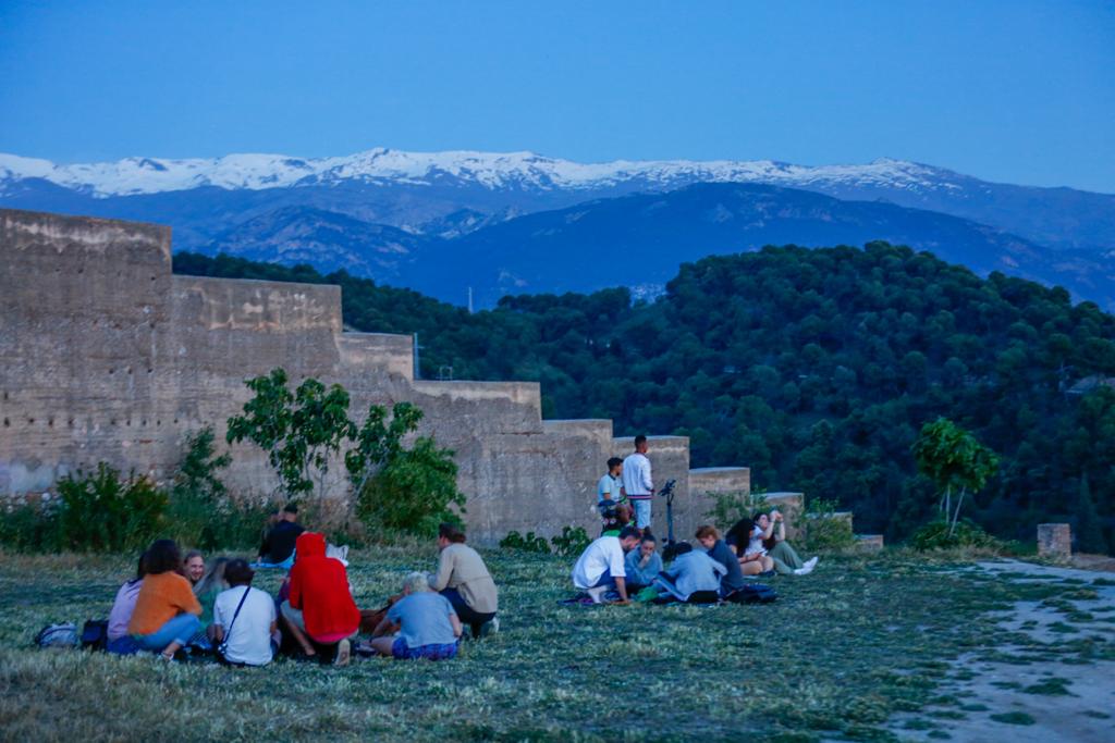 Terrazas de bares y grupos de jóvenes bebiendo a la intemperie.