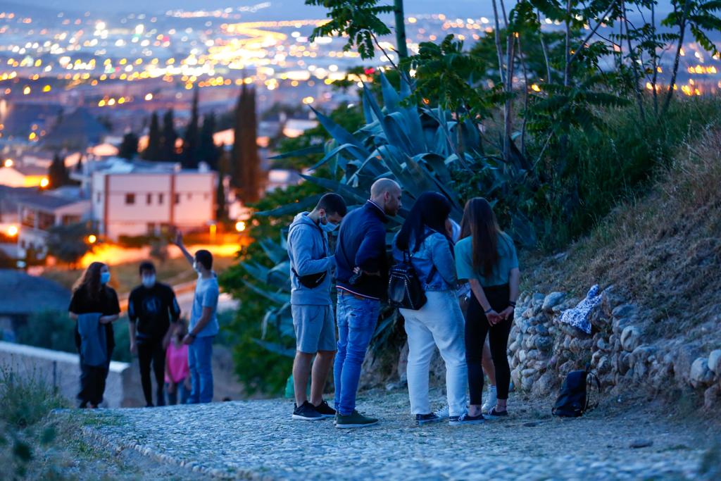 Terrazas de bares y grupos de jóvenes bebiendo a la intemperie.