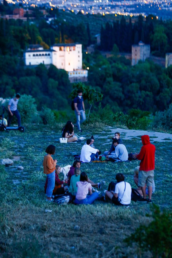 Terrazas de bares y grupos de jóvenes bebiendo a la intemperie.