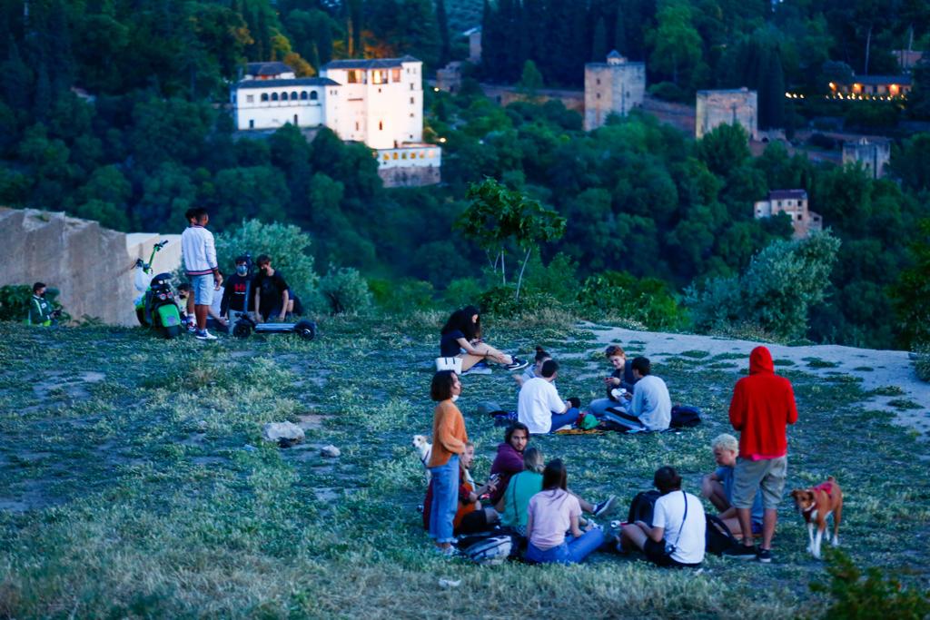 Terrazas de bares y grupos de jóvenes bebiendo a la intemperie.
