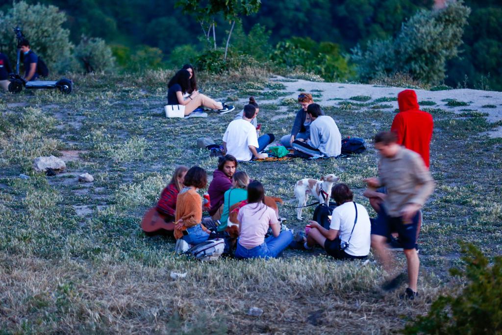 Terrazas de bares y grupos de jóvenes bebiendo a la intemperie.