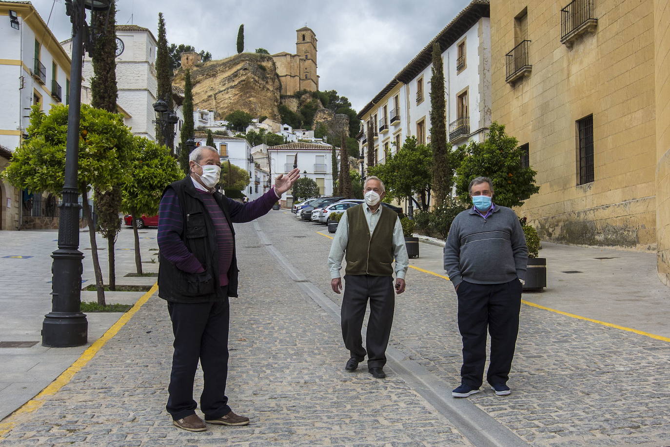 Vecinos de Montefrío conversan en una de sus calles. 