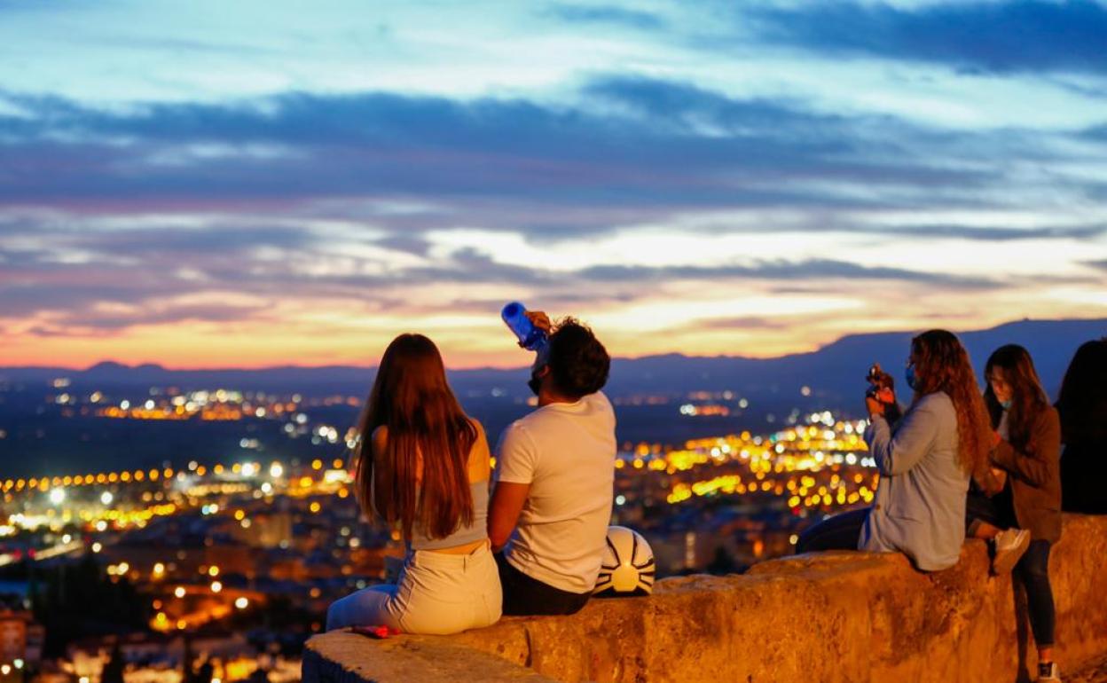 Jóvenes ven el atardecer de este viernes en el mirador de San Miguel Alto.