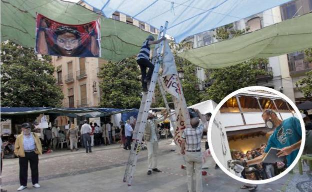 En la imagen, arriba, la tela que pintó y colocó en el 15M en la Plaza del Carmen.