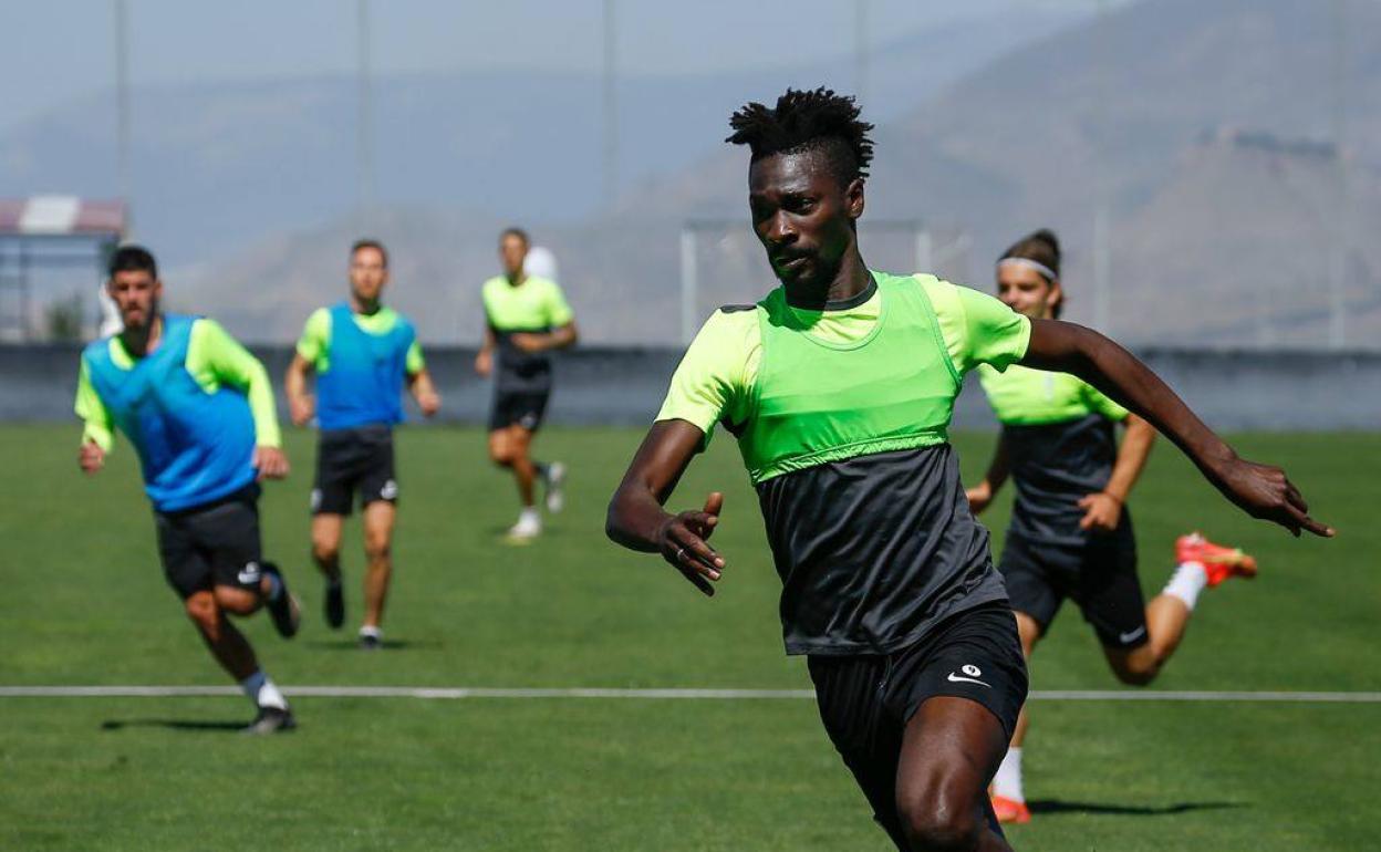 Nuha Marong conduce un balón en un entrenamiento. 