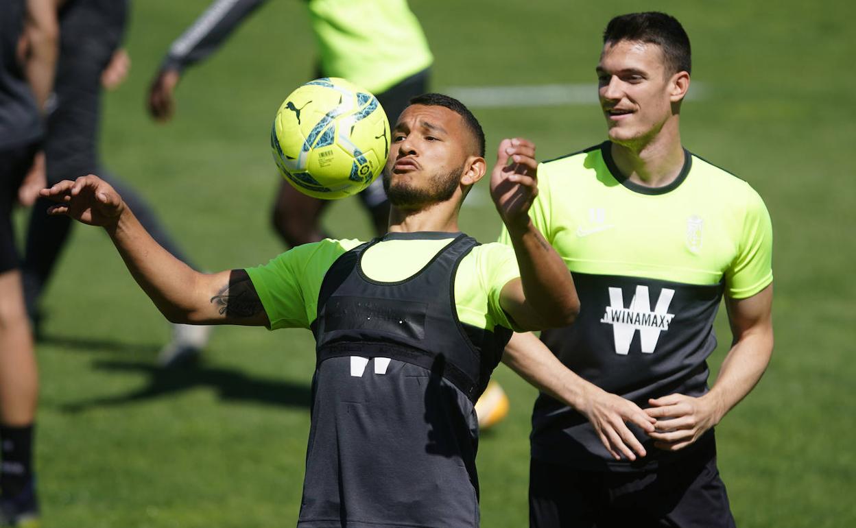 Luis Suárez controla un balón con el pecho en un entrenamiento de la semana, ante la mirada de Adrián Marín, 'ex' del Alavés. 