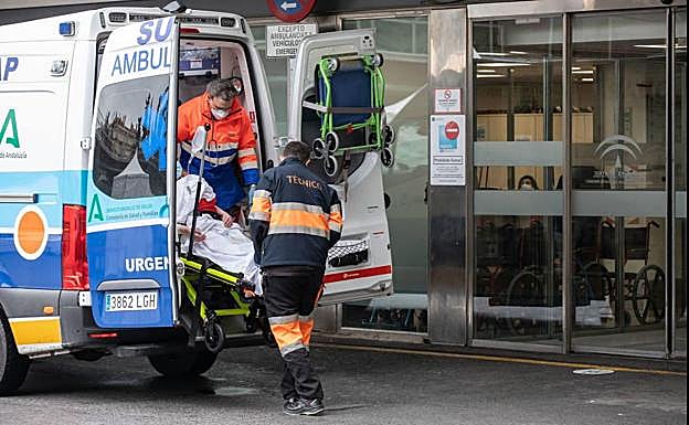 Andalucía baja de mil hospitalizados por covid después de mes y medio