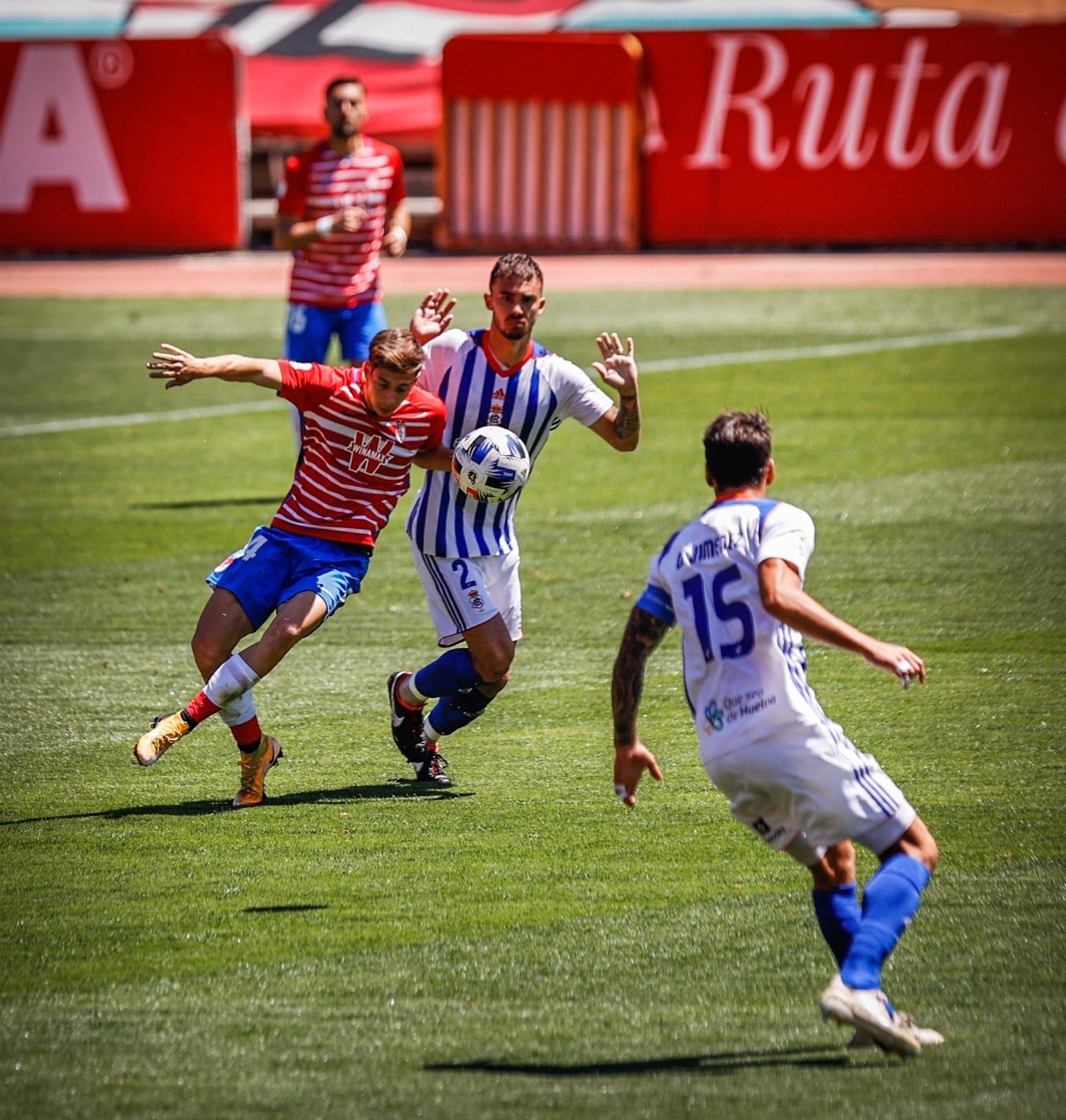 El solitario tanto del mediapunta granadino y las paradas de Joao Costa dejan al filial rojiblanco a un punto de la salvación