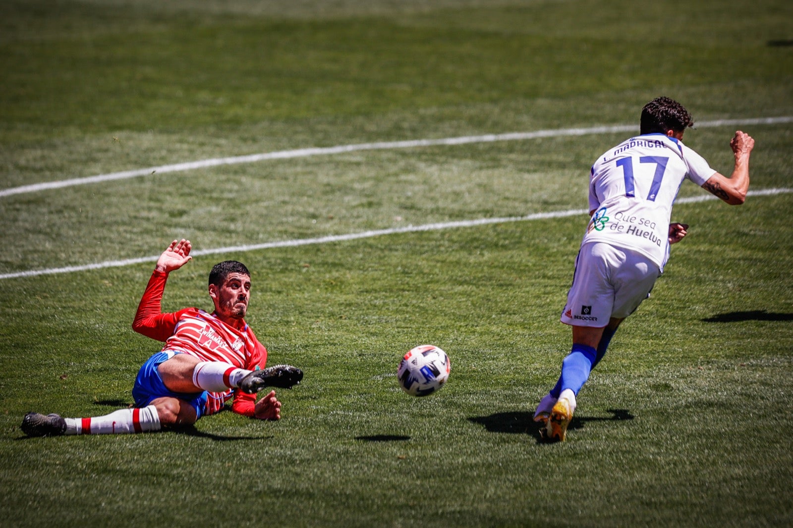 El solitario tanto del mediapunta granadino y las paradas de Joao Costa dejan al filial rojiblanco a un punto de la salvación