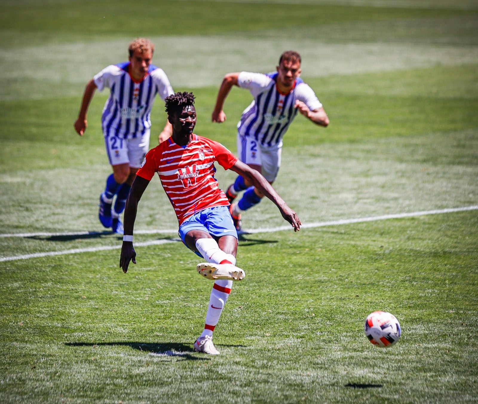 El solitario tanto del mediapunta granadino y las paradas de Joao Costa dejan al filial rojiblanco a un punto de la salvación