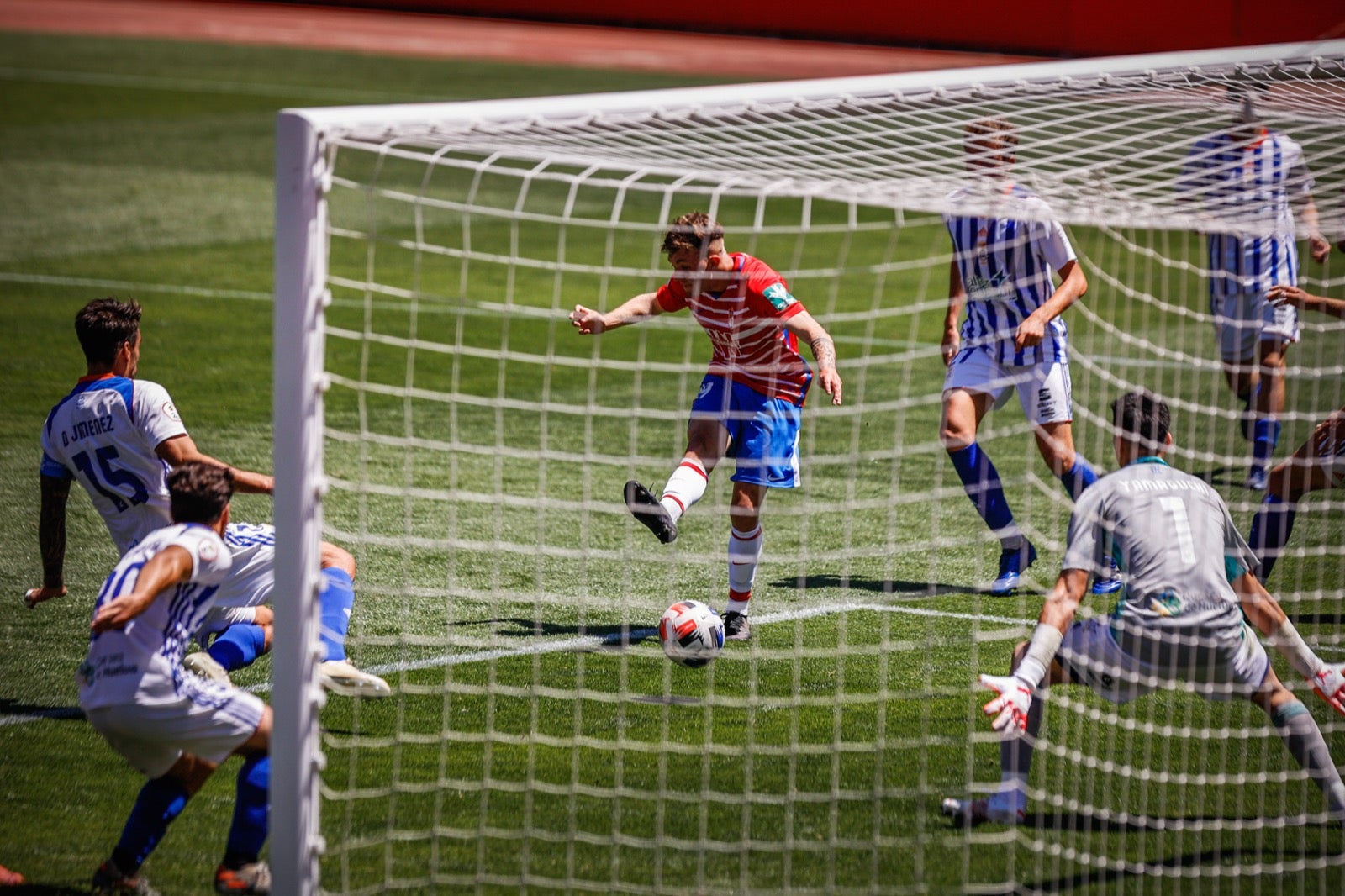 El solitario tanto del mediapunta granadino y las paradas de Joao Costa dejan al filial rojiblanco a un punto de la salvación