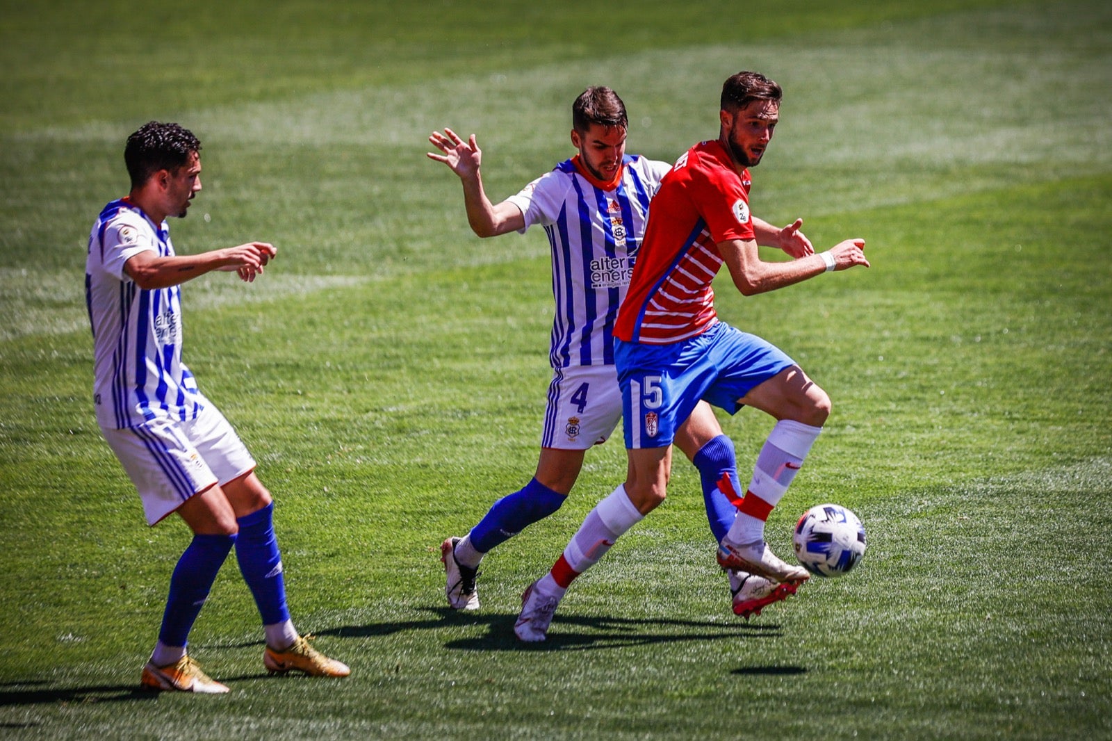 El solitario tanto del mediapunta granadino y las paradas de Joao Costa dejan al filial rojiblanco a un punto de la salvación