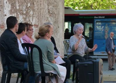 Imagen secundaria 1 - La dirigente vecinal en diferentes actos públicos con Rafael Alberti o Julio AnguiTa. A la derecha, Maruja durante una charla en la Universidad