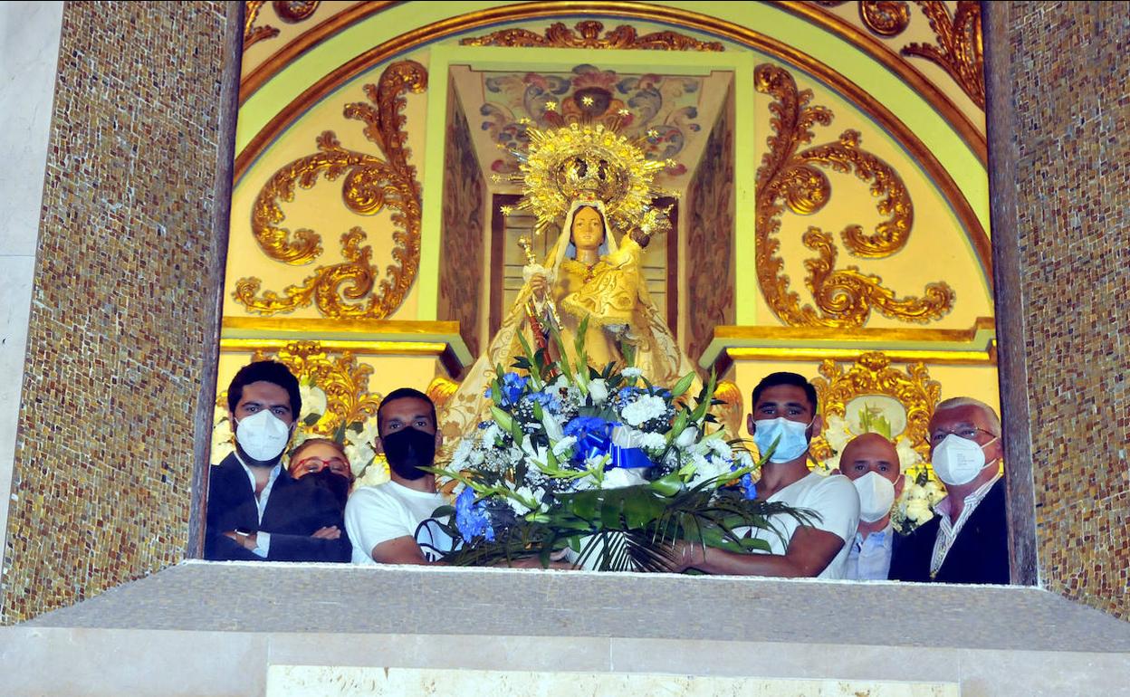 Los capitanes azulillos Rodri y Lara en el camarín de la patrona junto a Jesús Medina, Pedro Cintero y Cristóbal Lupiáñez. 