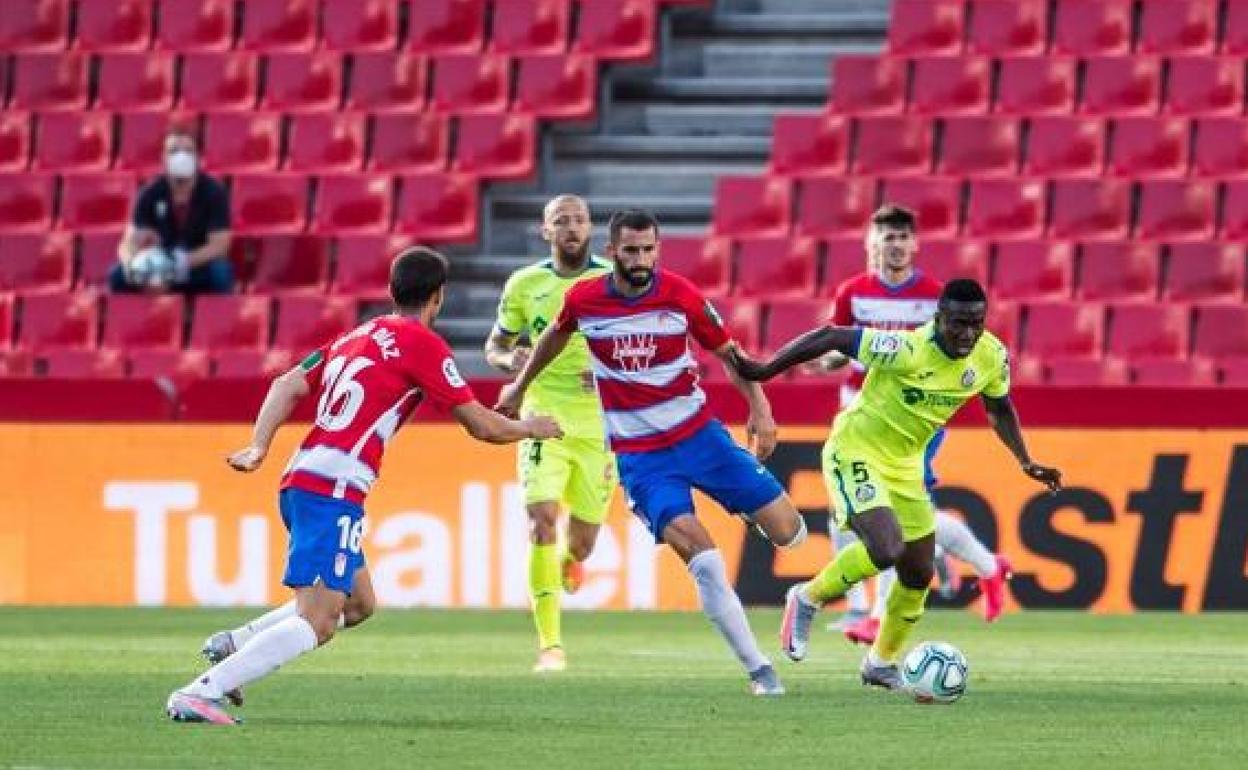 Disputa del duelo entre Granada y Getafe en Los Cármenes del curso pasado. 