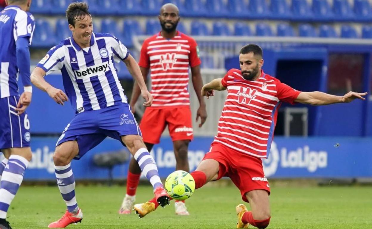 Maxime Gonalons pugna por un balón dividido con Tomás Pina. 