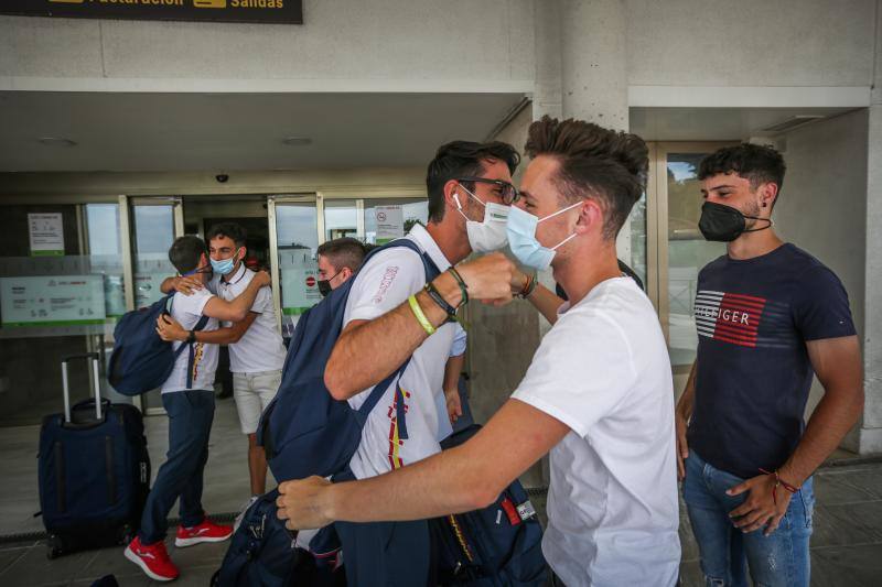 Alberto Amezcua recibe el abrazo consolador de su compañero Juanfran Soto. 