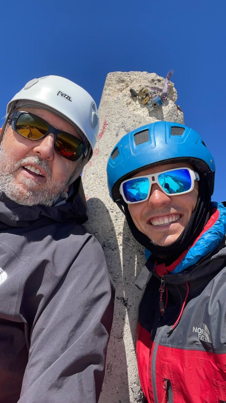 Jordi Xammar, a la derecha, en el Pico Veleta junto a su suegro Javier Dávila. 