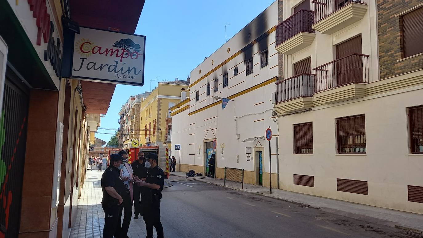 Imagen de la fachada de la Escuela Infantil, con los signos del fuego en el primer piso. 
