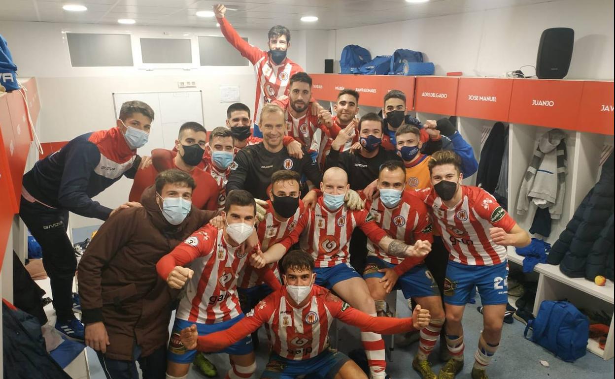 Los jugadores rojiblancos celebran una victoria de este curso. 