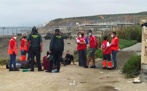 La Junta pide una respuesta «urgente y coordinada» al aumento de la presión en la frontera de Ceuta