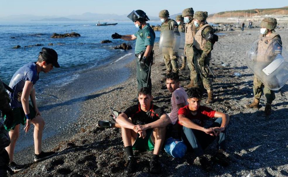 En directo: España devuelve a Marruecos 4.800 de los inmigrantes que entraron en Ceuta
