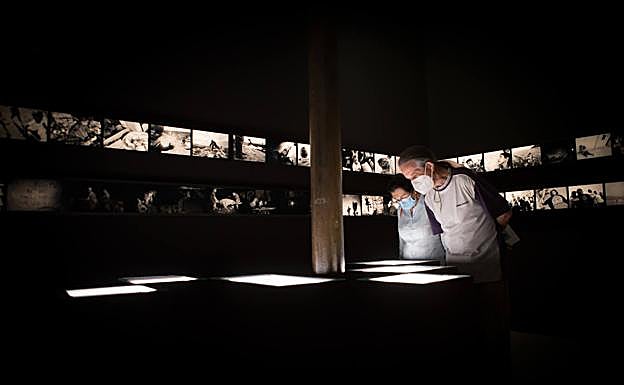 Visitantes observando ayer la exposición de Matías Costa en el Centro Guerrero. 