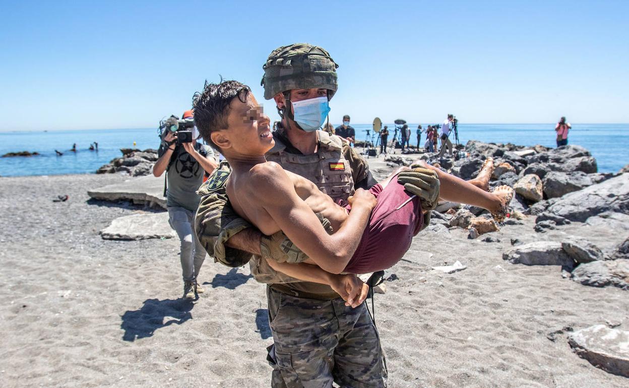 Un militar rescata a un menor el pasado martes en Ceuta.