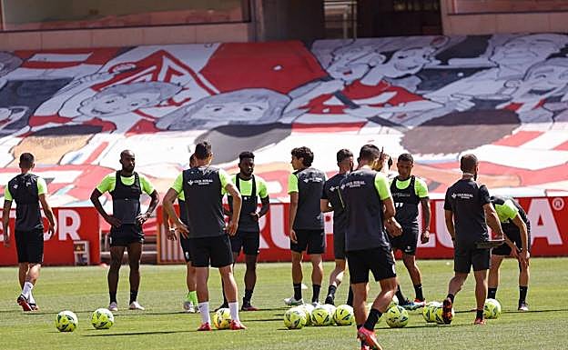 Los jugadores comienzan la parte táctica del entreno, con Vallejo en el centro de la imagen. 