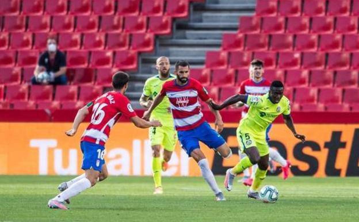 Disputa en el último duelo entre Granada y Getafe en el Nuevo Los Cármenes. 