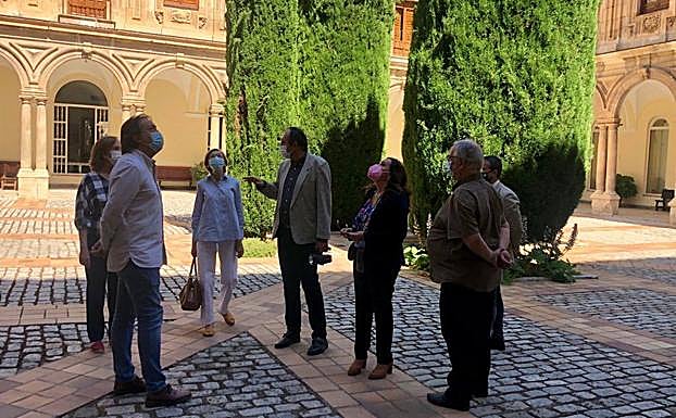 El director del Archivo Histórico Provincial explicó el patio del antiguo convento. 