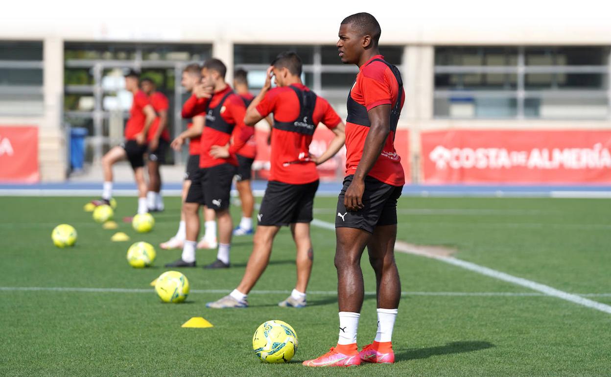 Los jugadores de la UDA miran el horizonte a la espera de iniciar uno de los últimos entrenamientos de la temporada, antes de que llegue el playoff.