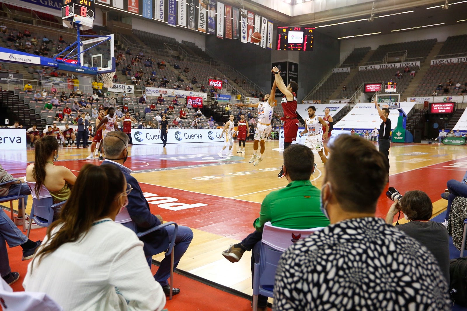 Fotos: Búscate en la grada del Palacio de los Deportes