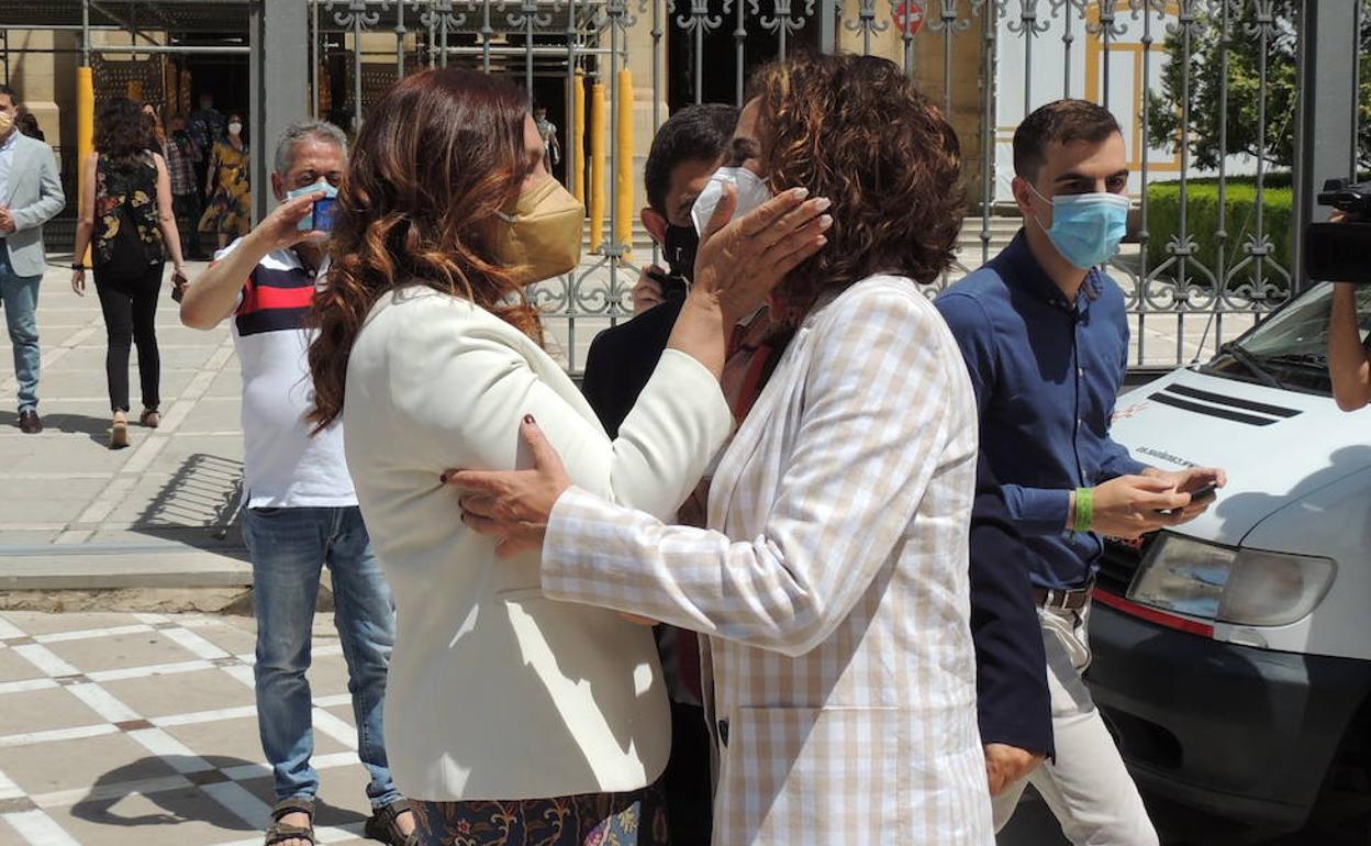 La subdelegada del Gobierno en Jaén saluda a la ministra de Hacienda a su llegada a la Diputación. 