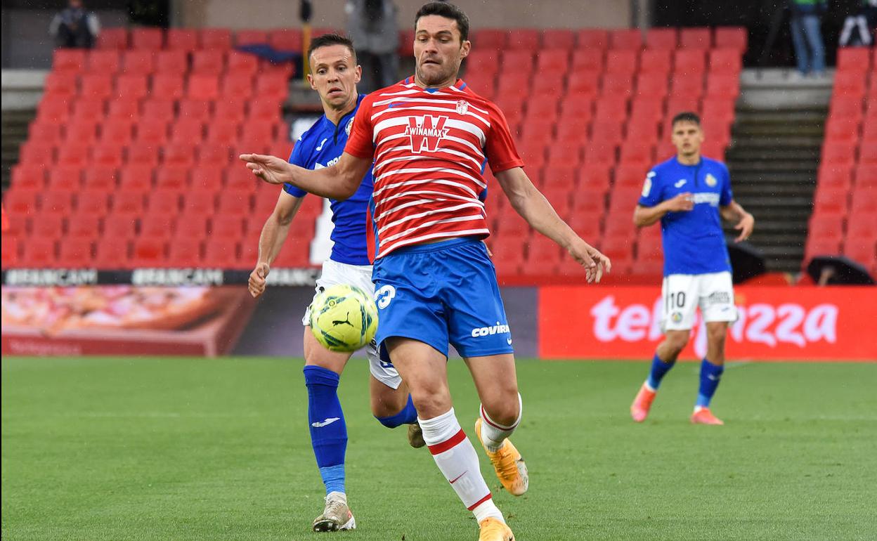 Jorge Molina trata de controlar un balón en el partido. 