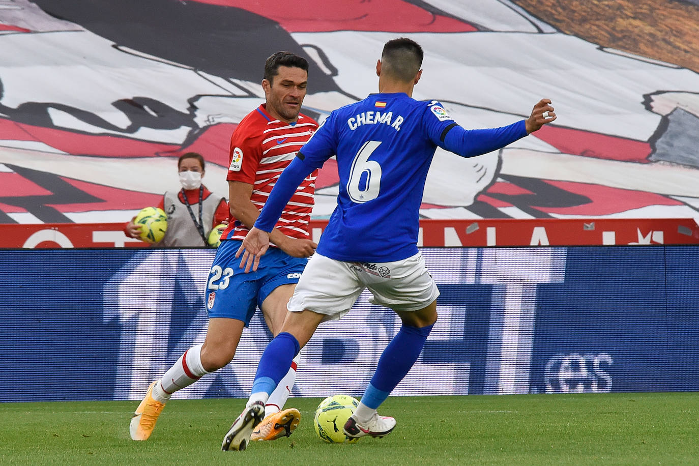 Vallejo y Puertas presionan a un jugador del Getafe.