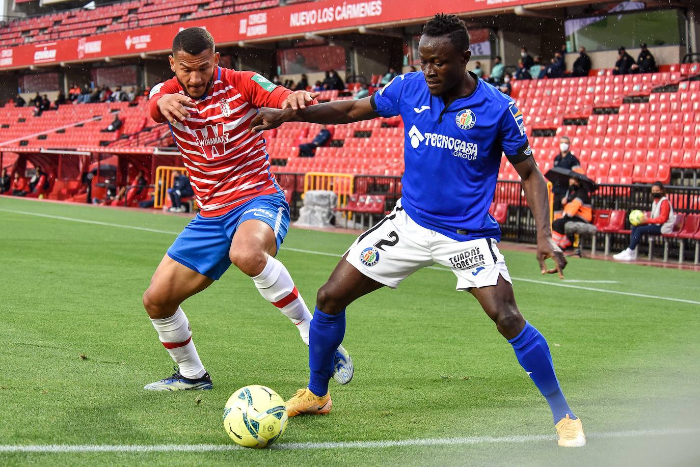 Vallejo y Puertas presionan a un jugador del Getafe.