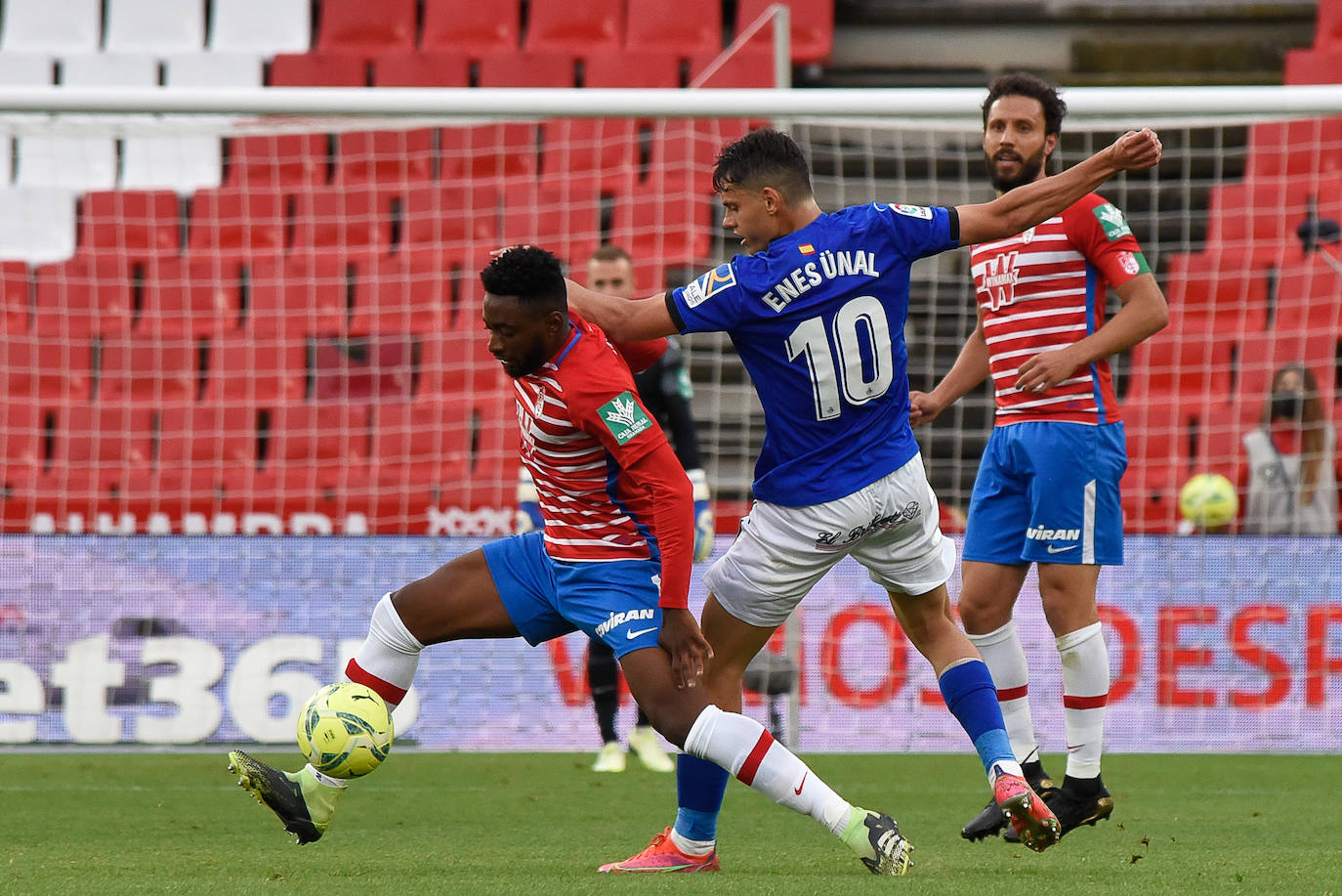 Vallejo y Puertas presionan a un jugador del Getafe.