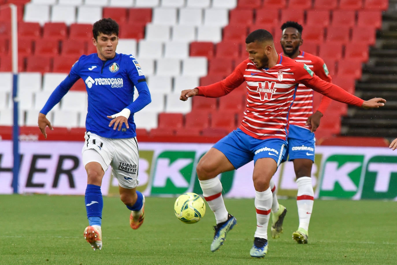 Vallejo y Puertas presionan a un jugador del Getafe.