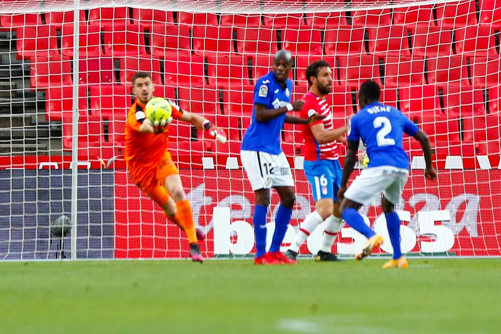 Vallejo y Puertas presionan a un jugador del Getafe.