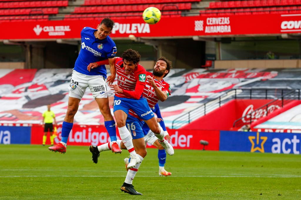 Vallejo y Puertas presionan a un jugador del Getafe.