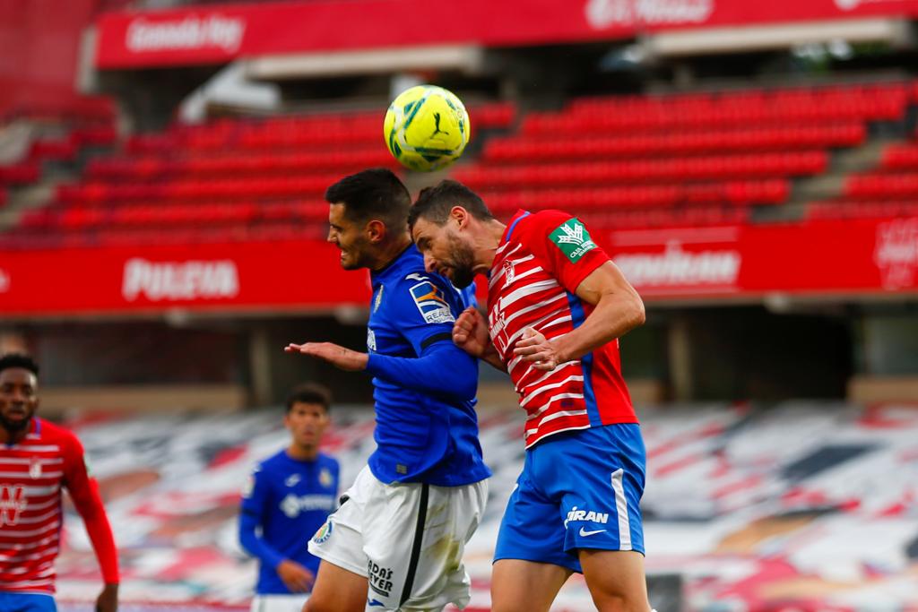 Vallejo y Puertas presionan a un jugador del Getafe.