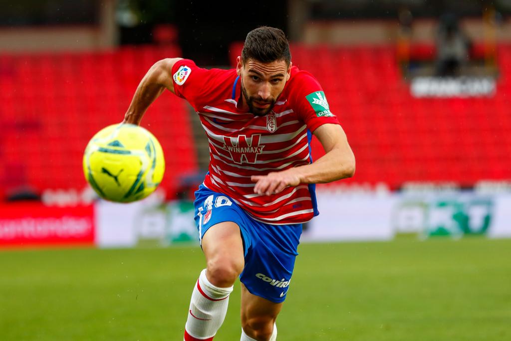 Vallejo y Puertas presionan a un jugador del Getafe.