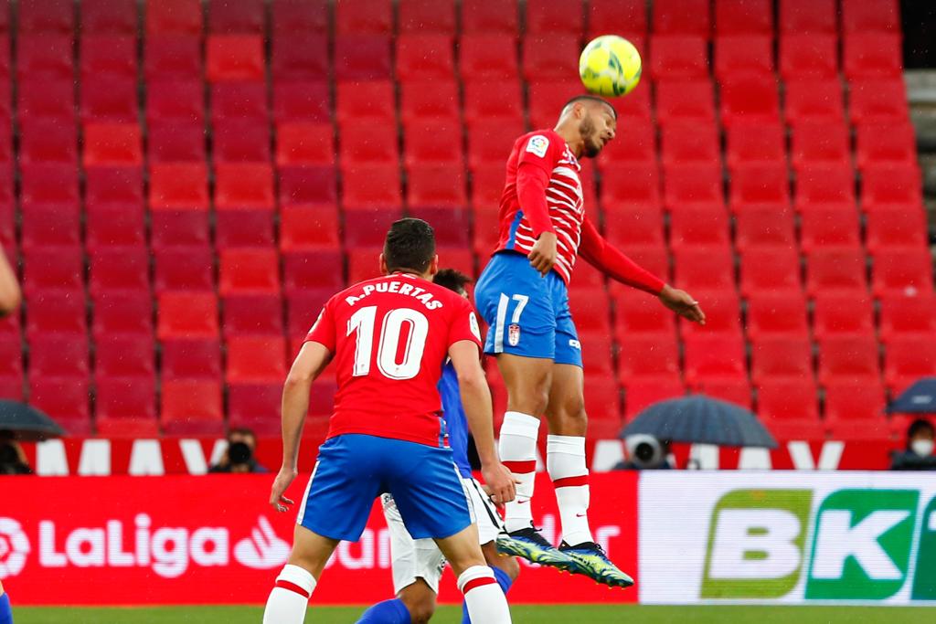 Vallejo y Puertas presionan a un jugador del Getafe.