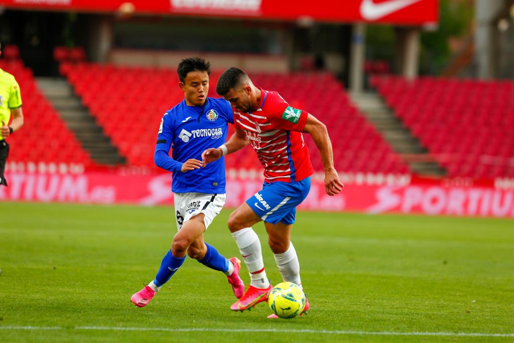 Vallejo y Puertas presionan a un jugador del Getafe.