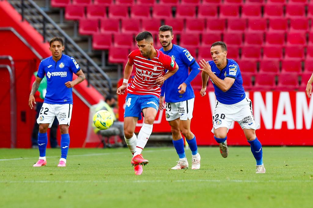 Vallejo y Puertas presionan a un jugador del Getafe.