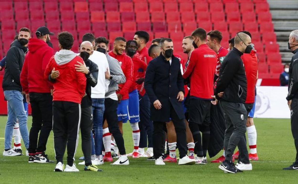 Diego Martínez, en el centro de los abrazos colectivos entre los futbolistas y el cuerpo técnico tras el partido a pie de césped. 