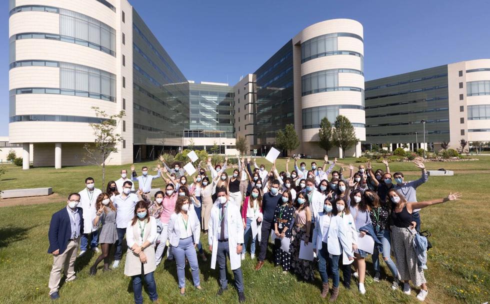 Los 57 residentes de todas las especialidades con sus responsables, en los jardines del hospital universitario clínico San Cecilio.