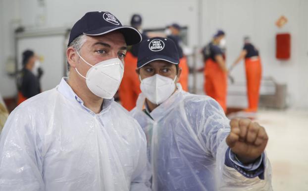 El portavoz de la Junta, Elías Bendodo, durante su visita de ayer a las empresas del sector pesquero en Barbate.