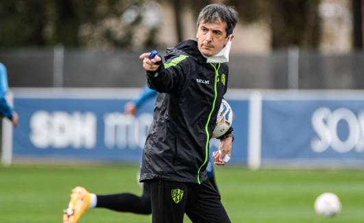 Pacheta dirige un entrenamiento con el Huesca. 